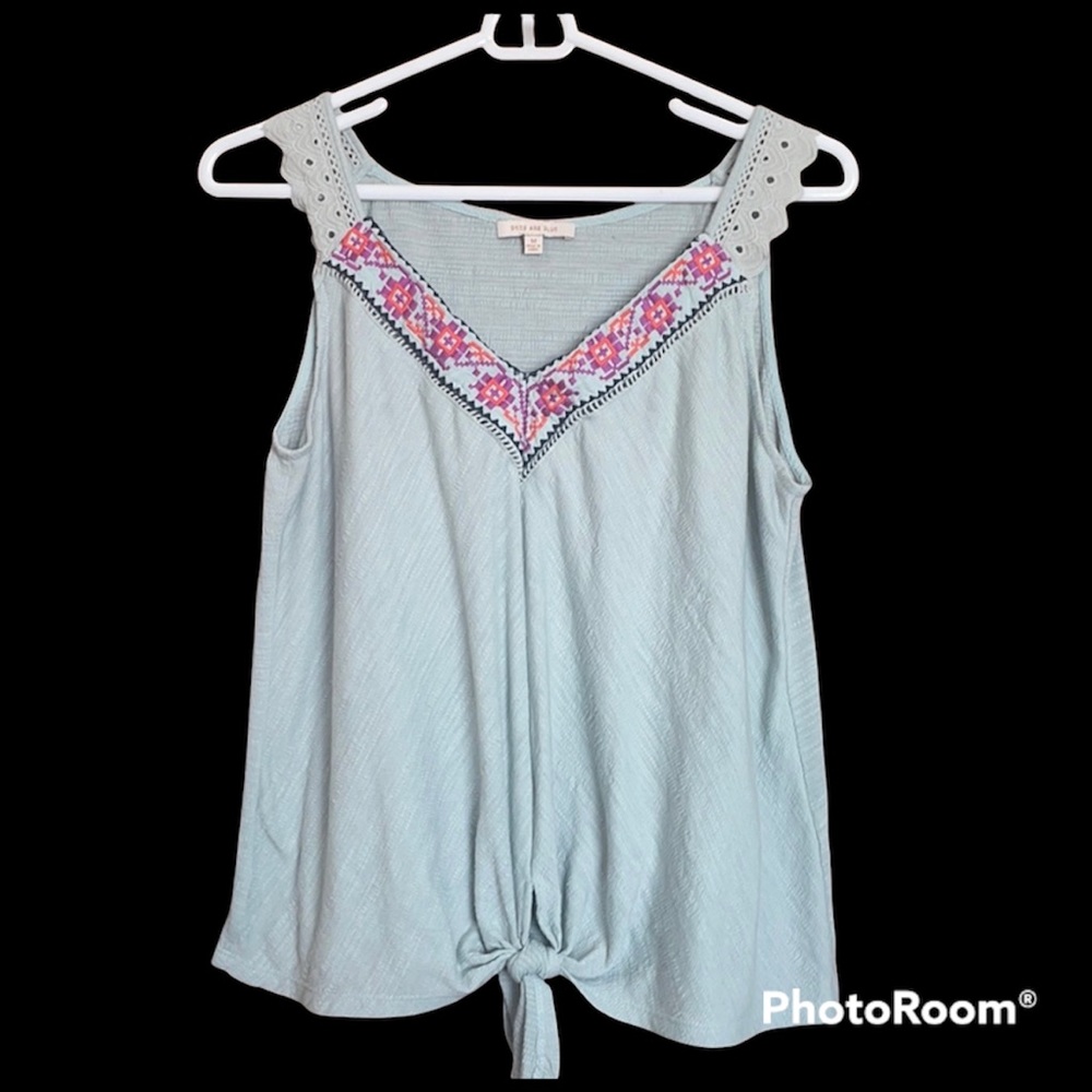 🐼 Skies are Blue tie front tank in med